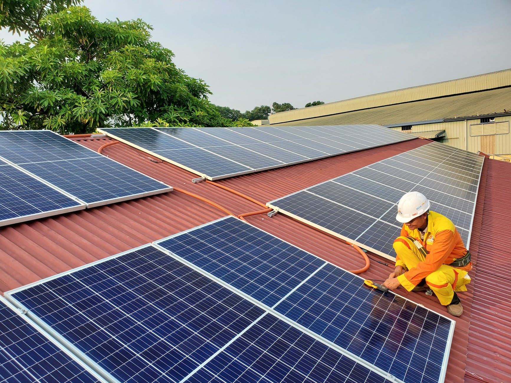 Workers on the roof checking the Solapanel connections